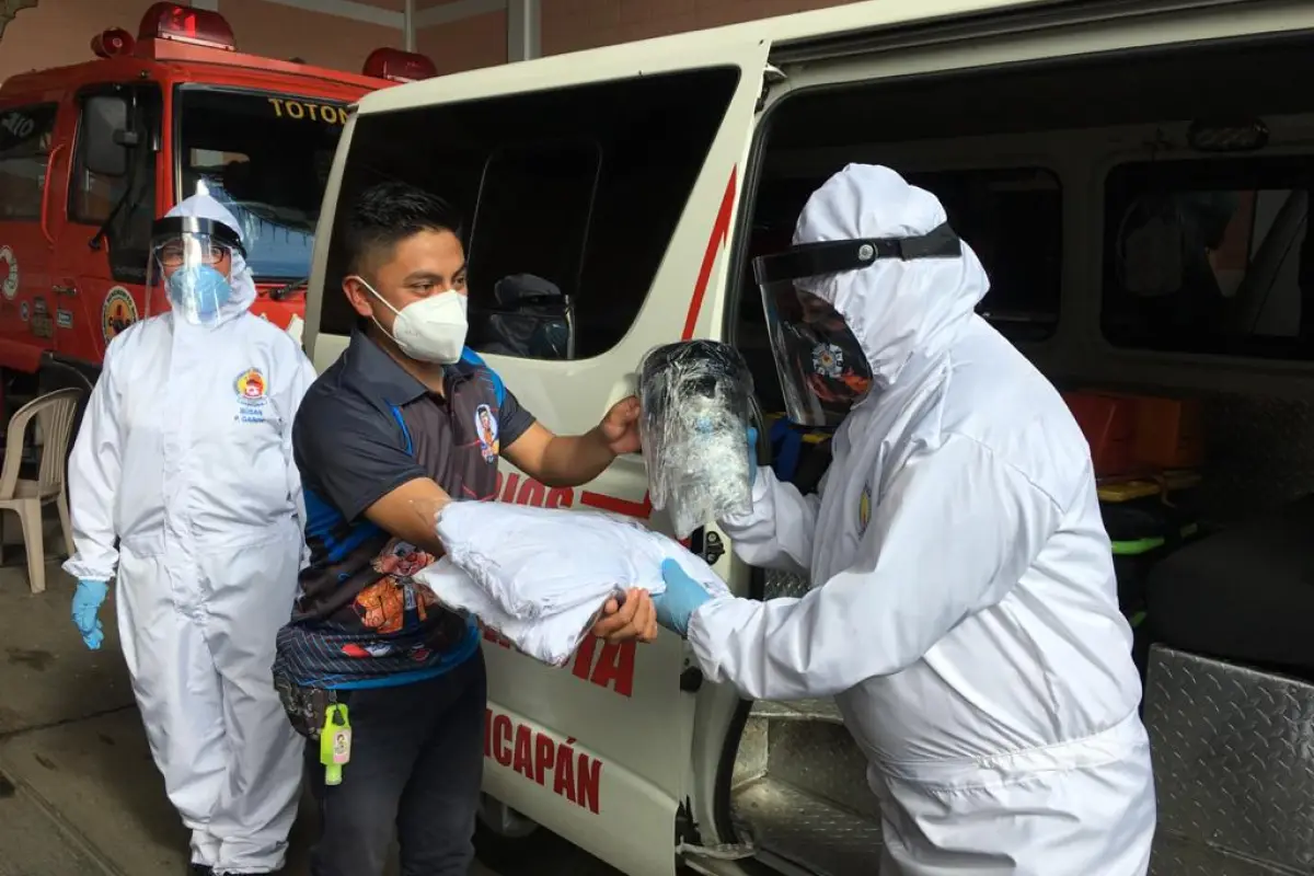 Payaso “Centavito” realiza noble gesto y dona equipo de protección a bomberos