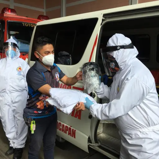 Payaso Centavito realiza noble gesto y dona equipo de protección a bomberos