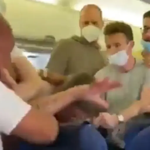 video-pelea-avion-pasajeros-no-quisieron-usar-mascarilla-emisoras-unidas-2 ,