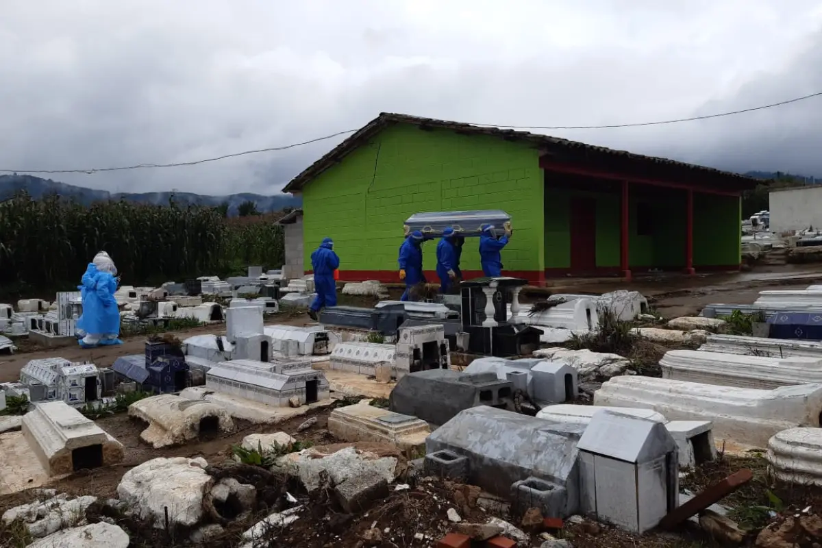 Entierros en Totonicapán. Foto: Cortesía. 