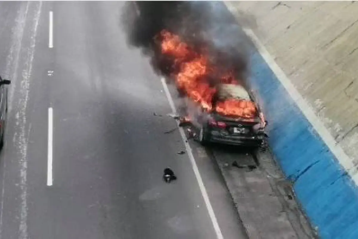 Vehículo en llamas en ruta Interamericana. Foto: captura de video