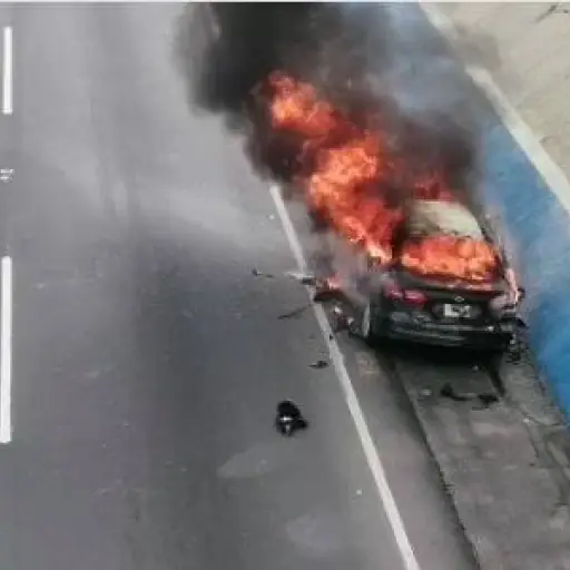 Vehículo en llamas en ruta Interamericana. Foto: captura de video