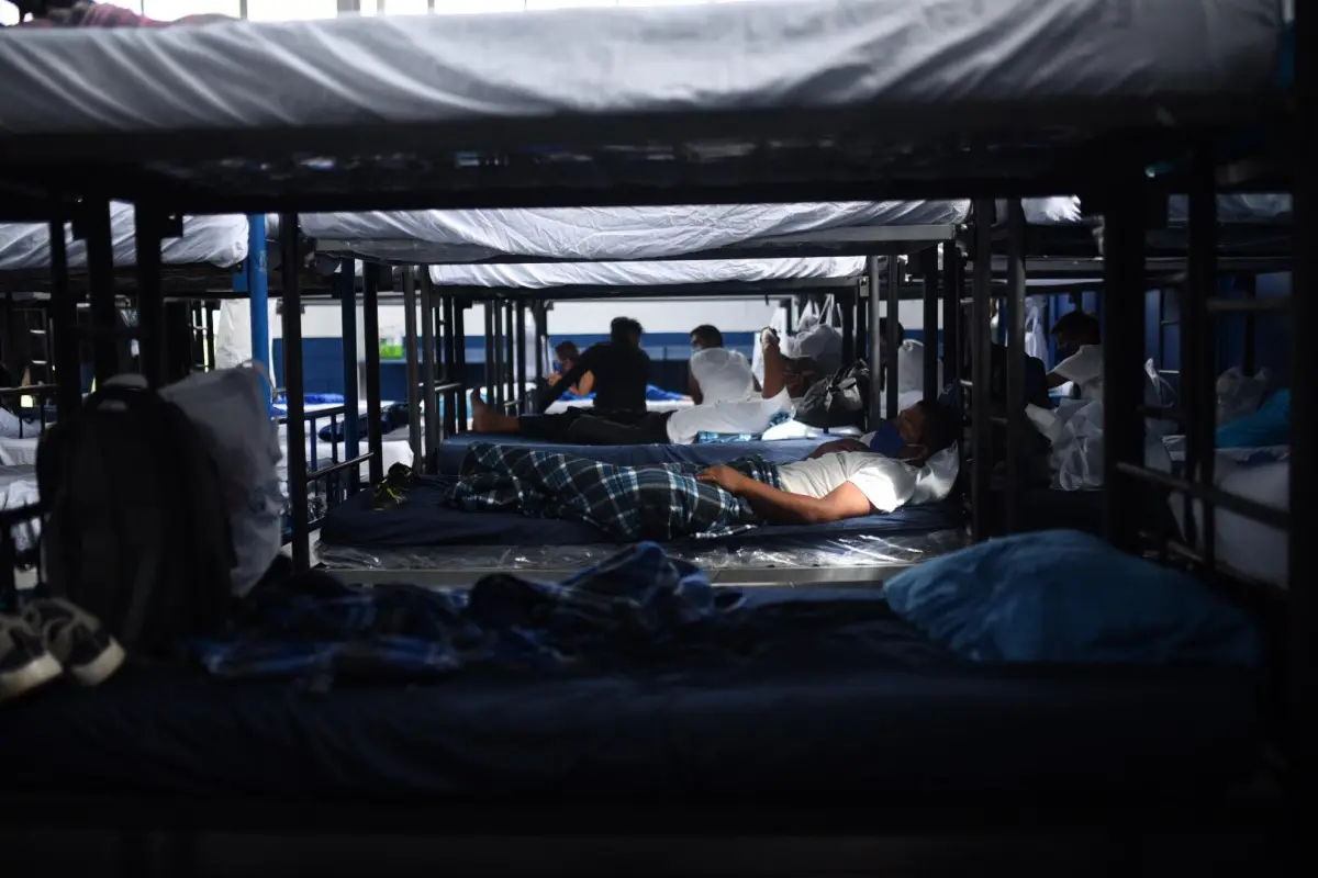 Guatemaltecos permanecen en un albergue para migrantes retornados. Foto: Edwin Bercián/EU