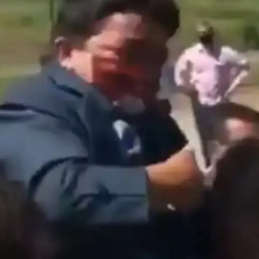 bolsonaro-carga-a-persona-de-talla-pequeña ,