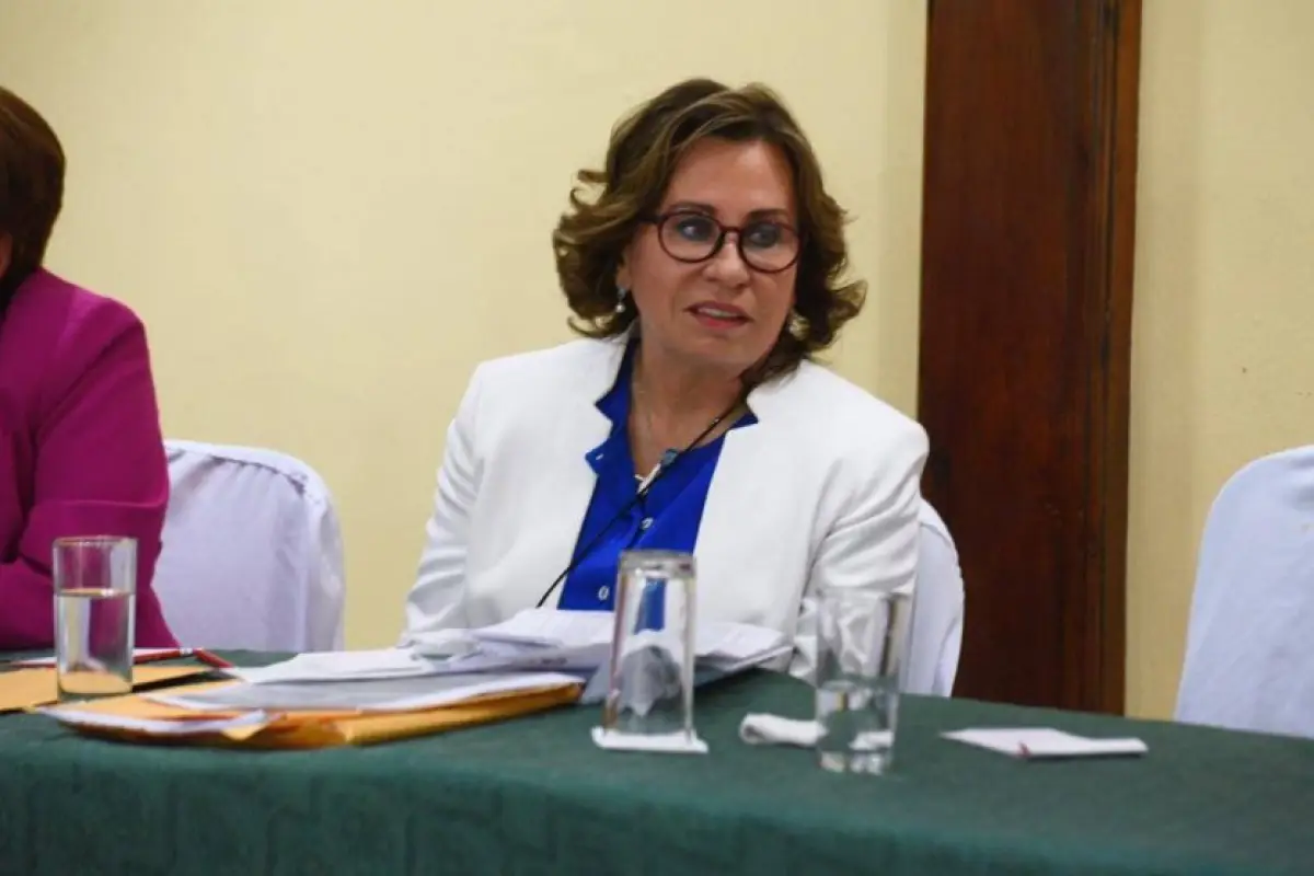 Sandra Torres en reunión con varios diputados. Emisoras Unidas, 