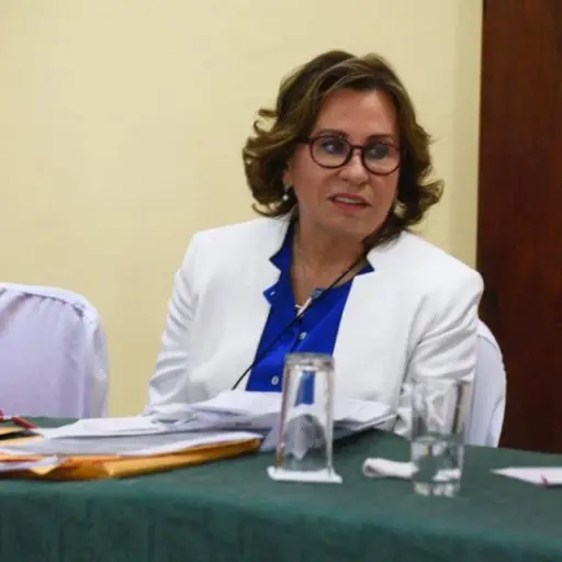 Sandra Torres en reunión con varios diputados. Emisoras Unidas ,