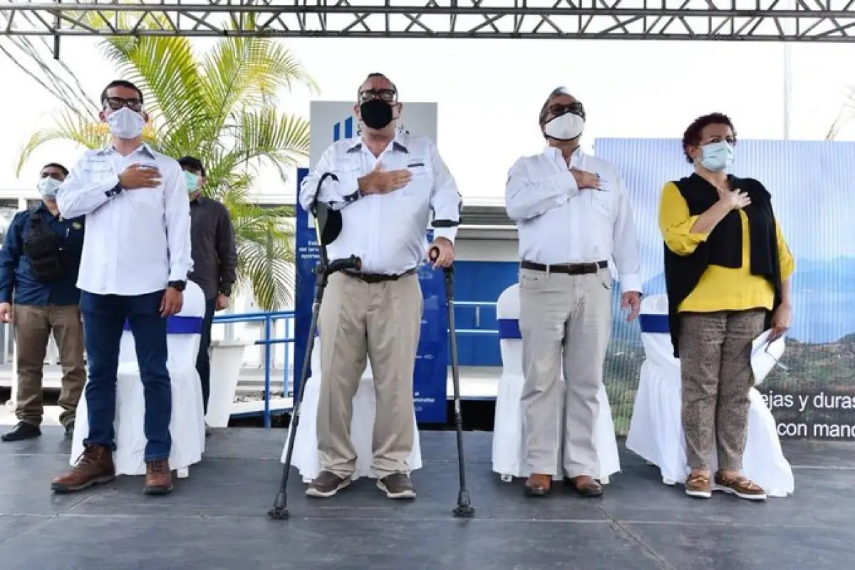 Luis Miguel Martínez, al lado del presidente en la inauguración del Hospital en Santa Lucía Cotzumalguapa. Cortesía, 