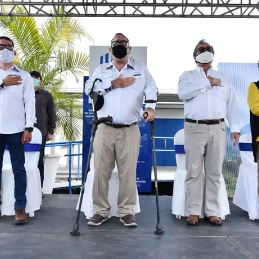 Luis Miguel Martínez, al lado del presidente en la inauguración del Hospital en Santa Lucía Cotzumalguapa. Cortesía ,