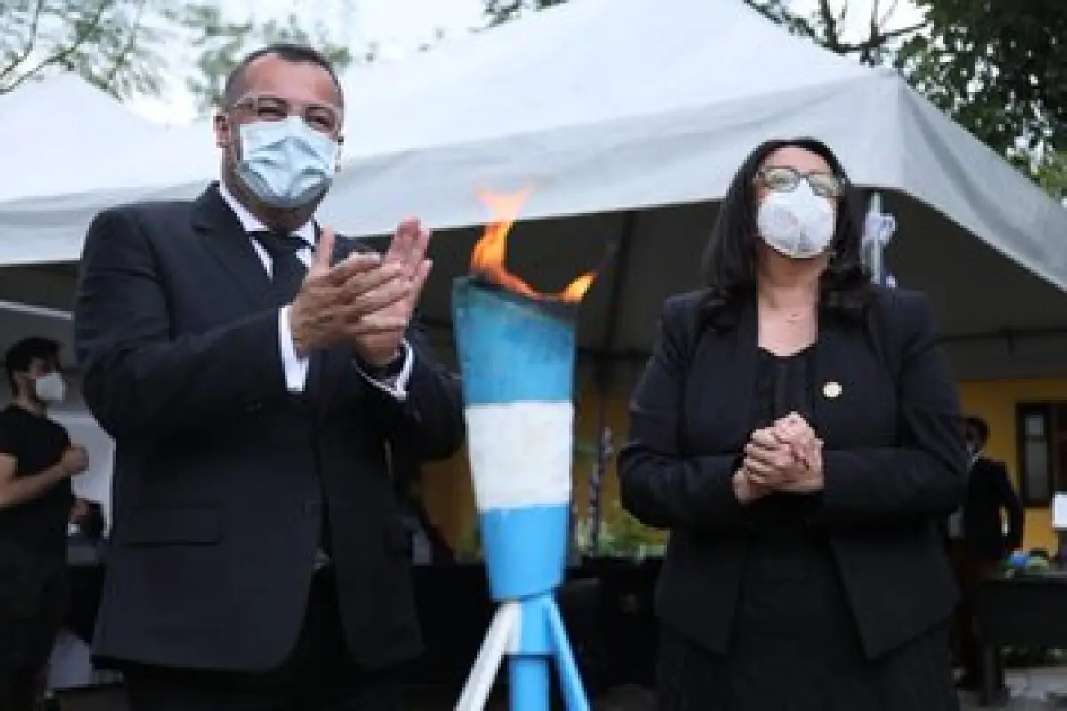 El ministro de Cultura junto a la titular de Educación por las fiestas cívicas. Cortesía, 