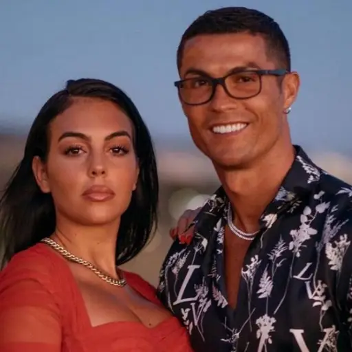 cristiano-ronaldo-regala-a-georgina-rodriguez-un-anillo-de-diamantes-emisoras-unidas-1 ,