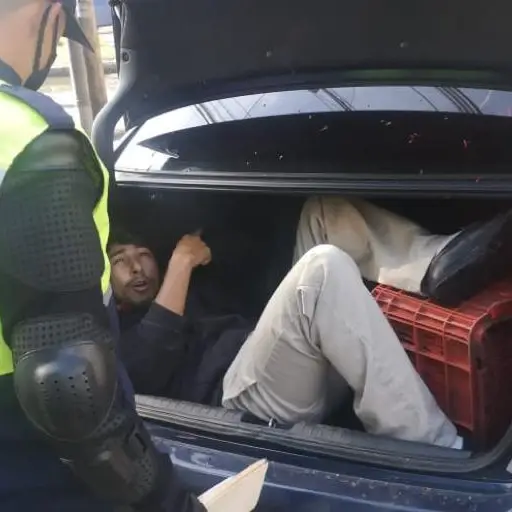 Imponen multa a taxista.