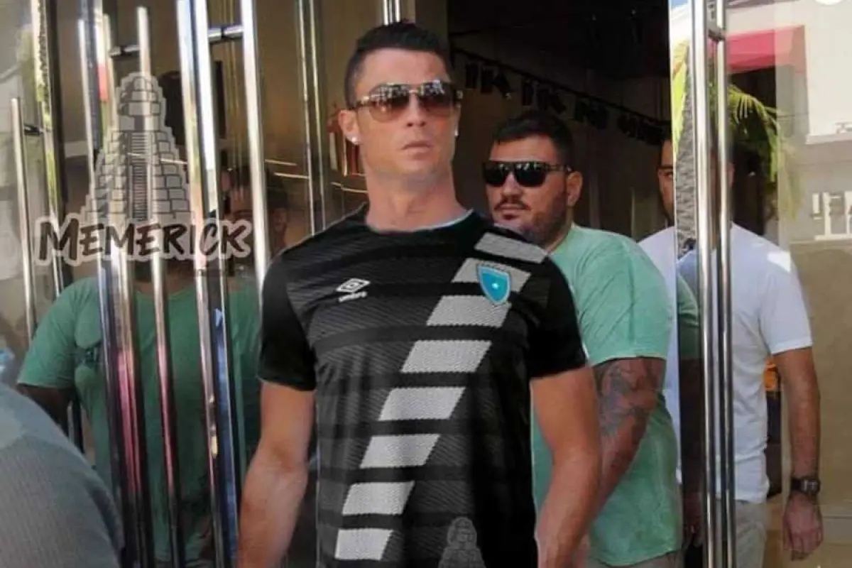 Cristiano Ronaldo con camisa de Selección Nacional, 