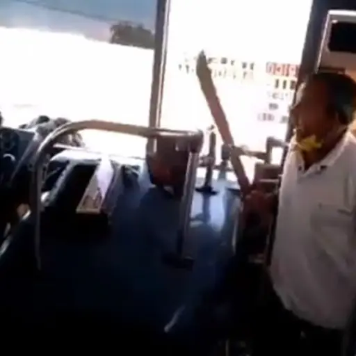 mototaxista-con-machete-en-mano-a-punto-de-agredir-a-conductor-de-microbus-en-oaxaca ,