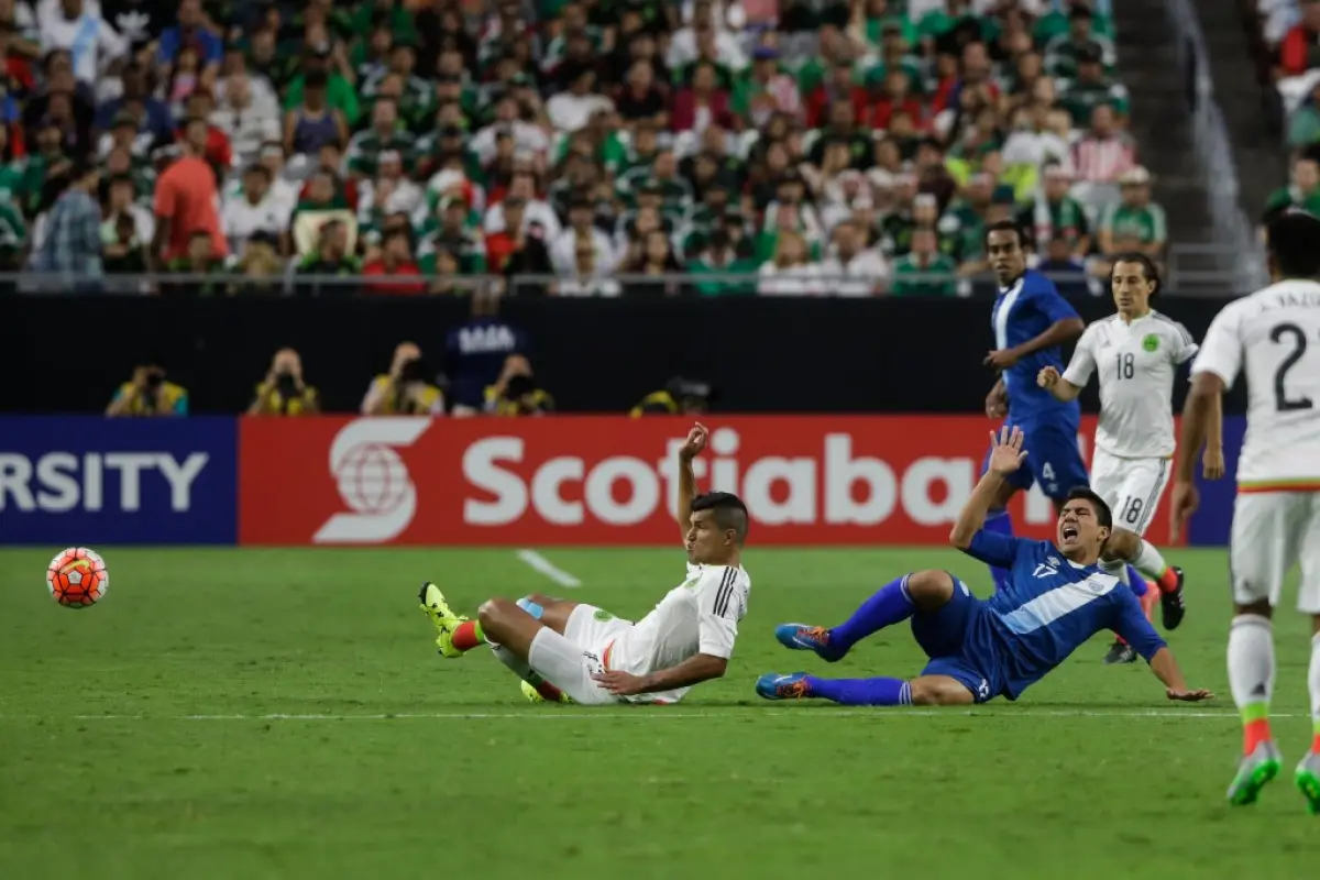 Mexico National Team's Francisco Rodríguez (L) and Guatemala National Team 's Brandon De Leon (R) collide during their CONCACAF Gold Cup soccer game at University of Phoenix Stadium July 12, 2015 in Glendale, Arizona. AFP PHOTO/JAROD OPPERMAN (Photo by JA