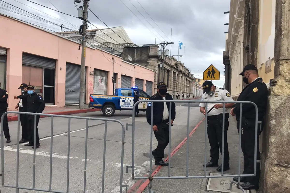 Agentes de la Policía Nacional Civil bloquean el acceso al Congreso de la República.