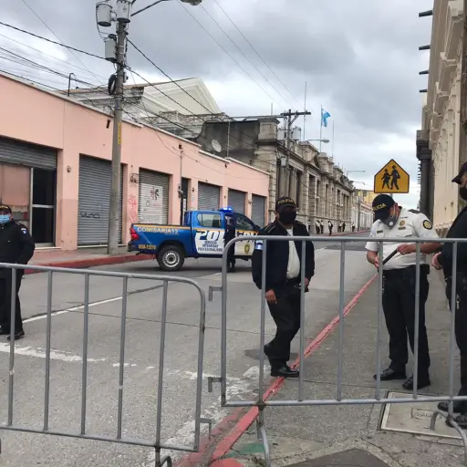 Agentes de la Policía Nacional Civil bloquean el acceso al Congreso de la República.