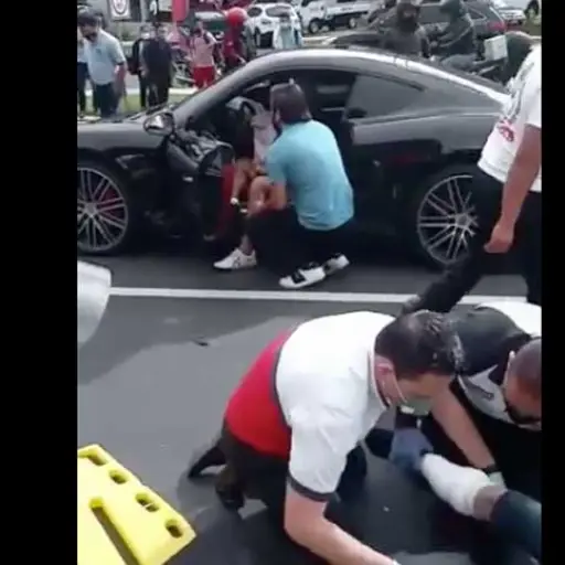 Vehículo deportivo embiste a motorista ,