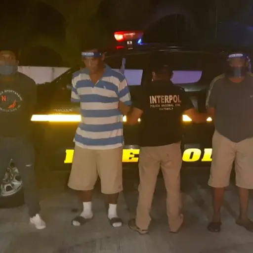 Salvadoreños buscados por la justicia de su país.