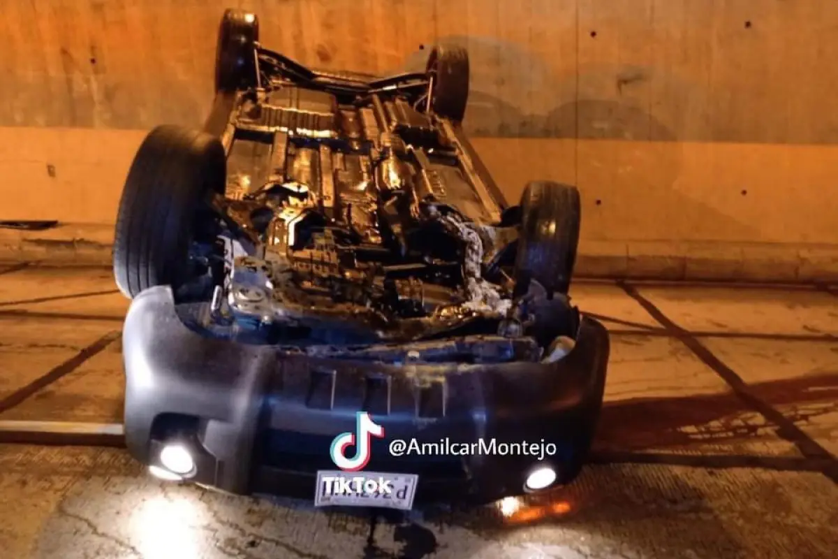 Un carro volcó el pasado domingo en un viaducto de la zona 6.