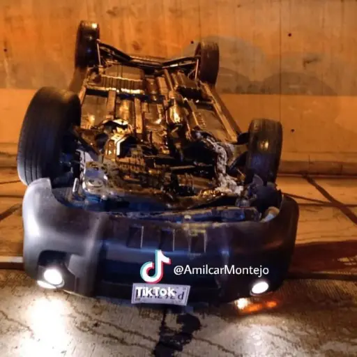 Un carro volcó el pasado domingo en un viaducto de la zona 6.