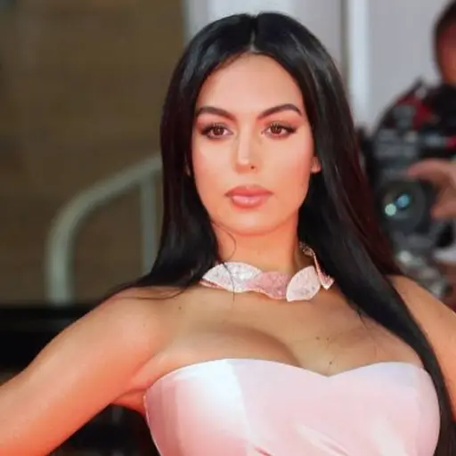 georgina-rodriguez-posa-en-el-bano-emisoras-unidas-3 ,