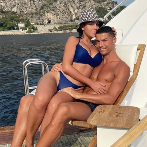 georgina-rodriguez-posa-en-el-bano-emisoras-unidas-4 ,