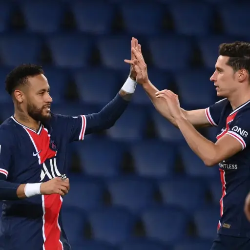 Paris Saint-Germain's Brazilian forward Neymar (L) celebrates with Paris Saint-Germain's German midfielder Julian Draxler after socring his team's third goal  during the French L1 football match between Paris Saint-Germain (PSG) and Angers (SCO) at the Pa