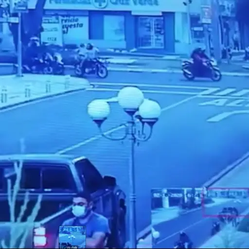 automovilista-atropella-individuos-robo-moto-zona-14-emisoras-unidas ,