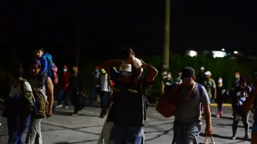 EE. UU. advierte a una caravana migrante que no se arriesguen al intentar cruzar a Guatemala