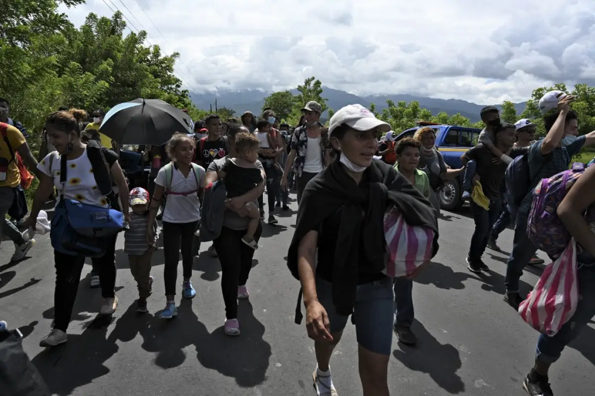 Caravana de migrantes hondureños ingresa a Guatemala. Foto: AFP