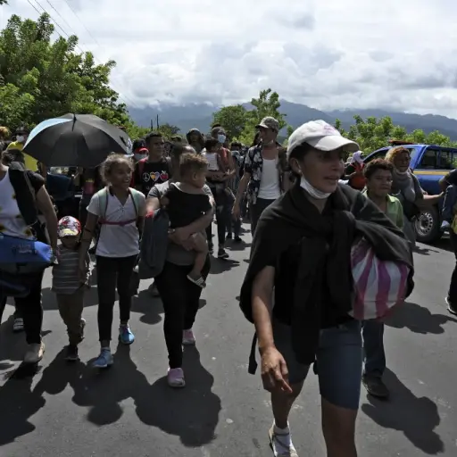 Caravana de migrantes hondureños ingresa a Guatemala. Foto: AFP