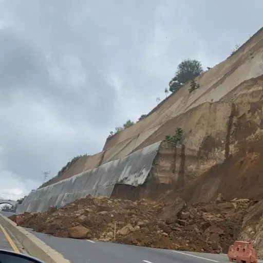 Derrumbe en el Libramiento de Chimaltenango.