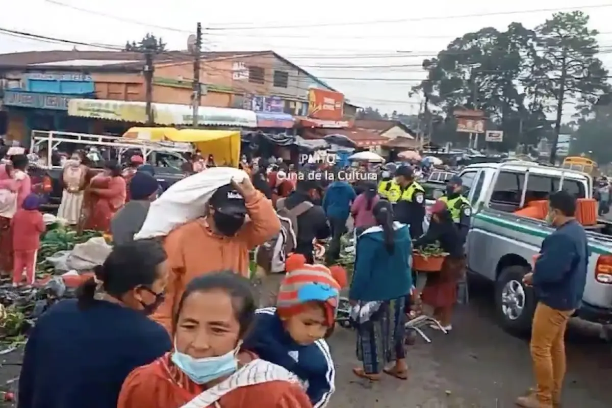 La Policía Municipal de Tránsito de Quetzaltenango desalojó a vendedores informales.