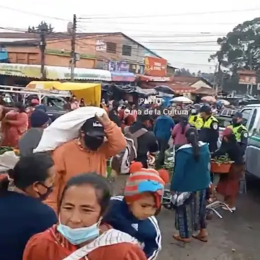 La Policía Municipal de Tránsito de Quetzaltenango desalojó a vendedores informales.