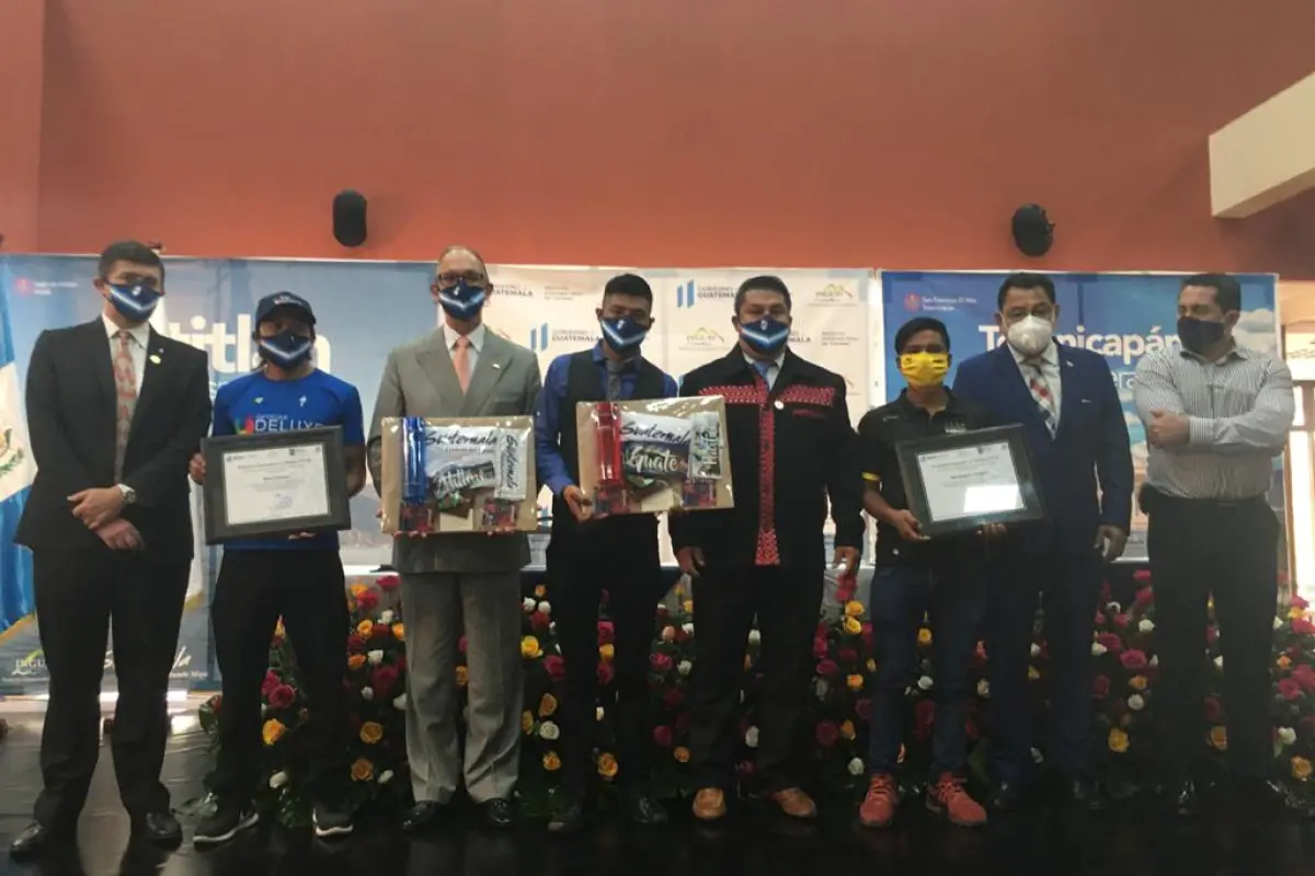 INGUAT-Entrega-Reconocimiento-Ciclistas-Nacionales, 
