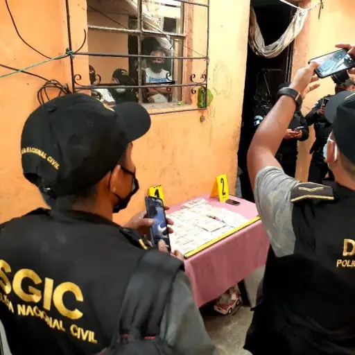 Allanamiento en zona 6. Foto: PNC