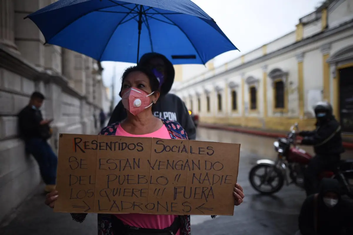 Guatemaltecos manifestaron frente al Congreso, debido a la aprobación del presupuesto para 2021. Foto: Edwin Bercián