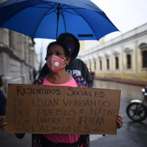 Guatemaltecos manifestaron frente al Congreso, debido a la aprobación del presupuesto para 2021. Foto: Edwin Bercián