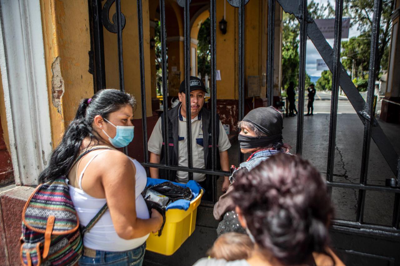 dolientes-acuden-cementerio-general-8 | 