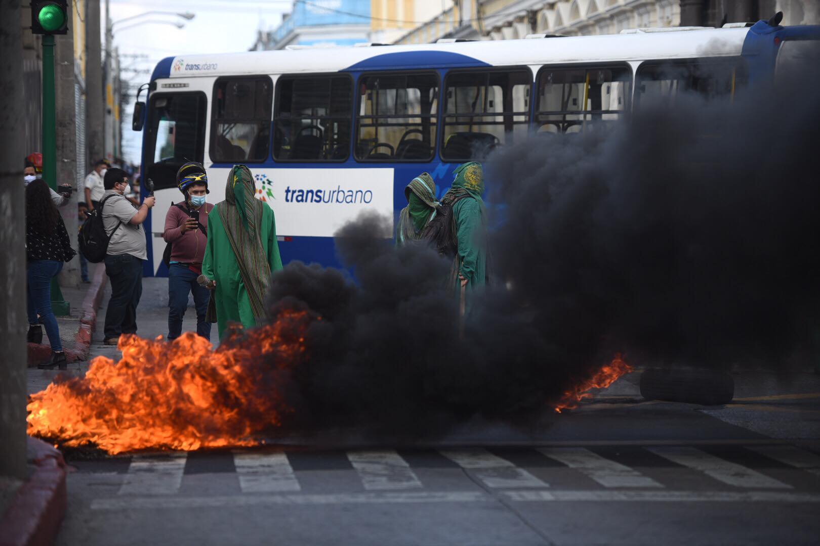 manifestantes-queman-llantas-congreso-emisoras-unidas6 | 