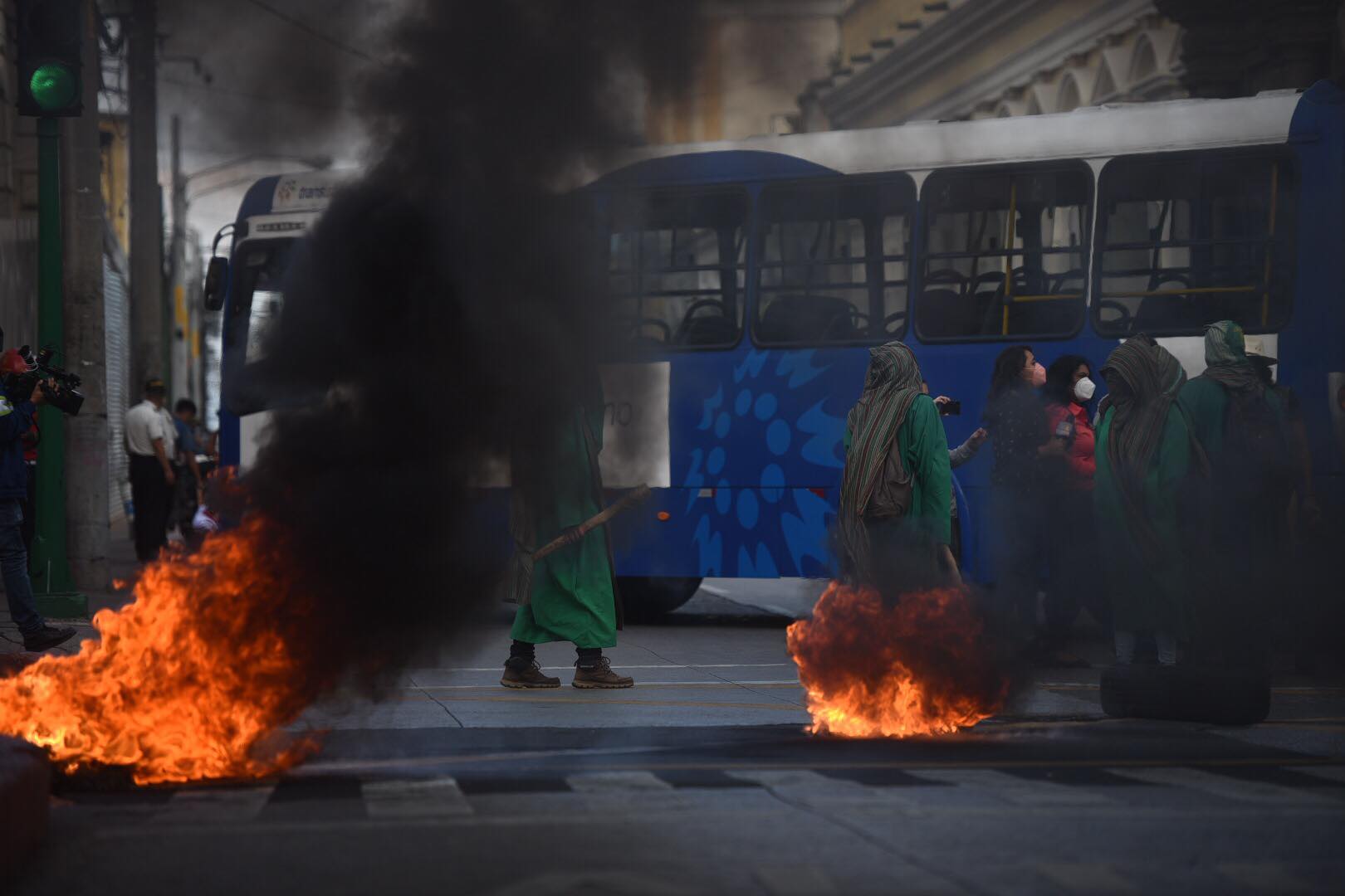 manifestantes-queman-llantas-congreso-emisoras-unidas2 | 