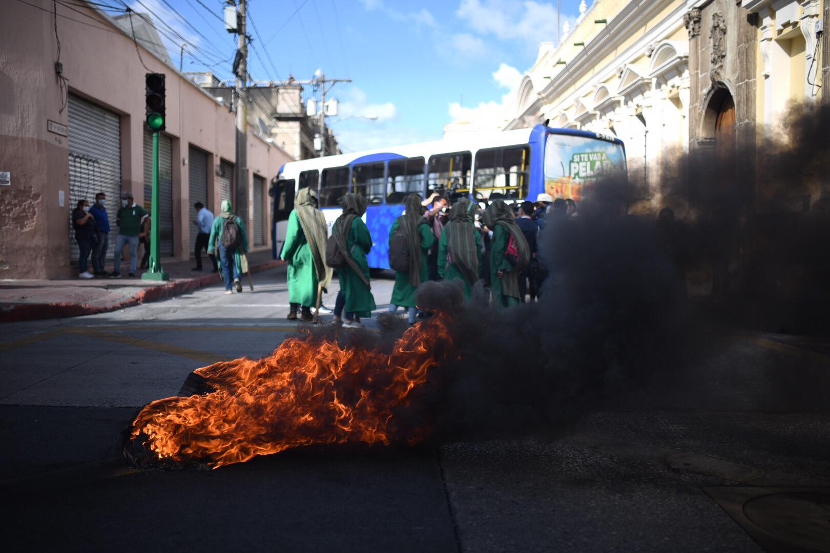 manifestantes-queman-llantas-congreso-emisoras-unidas1 | 