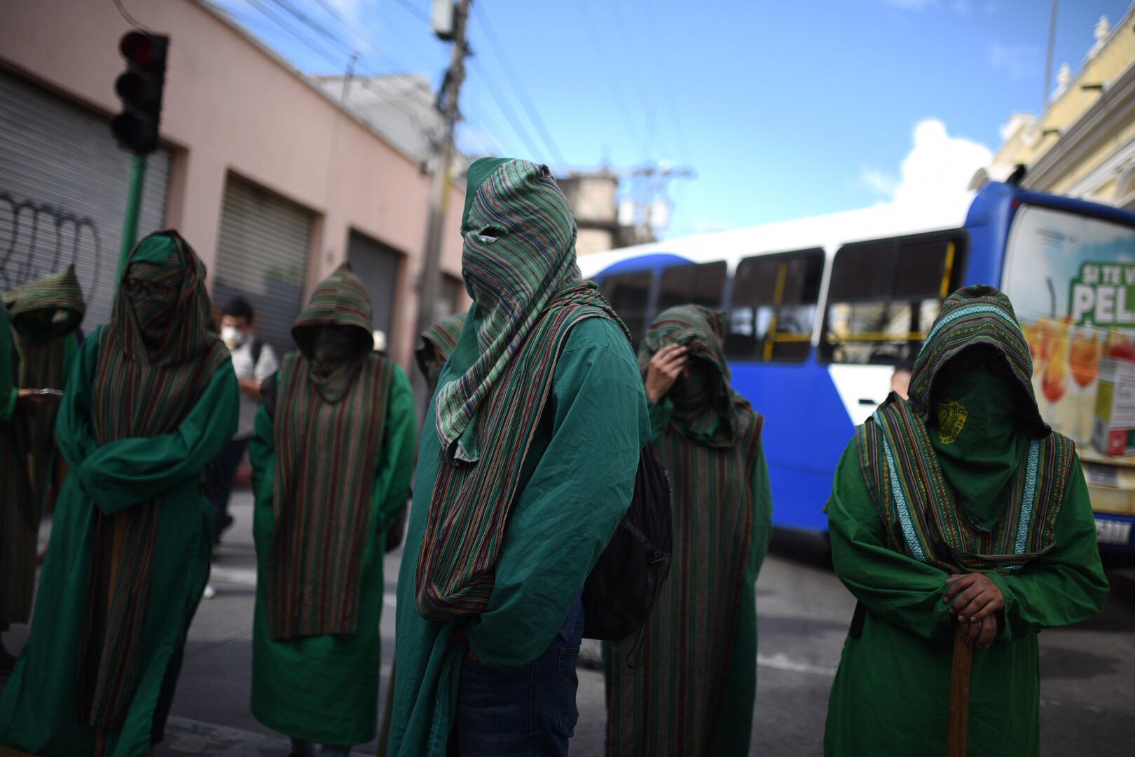 manifestantes-queman-llantas-congreso-emisoras-unidas5 | 