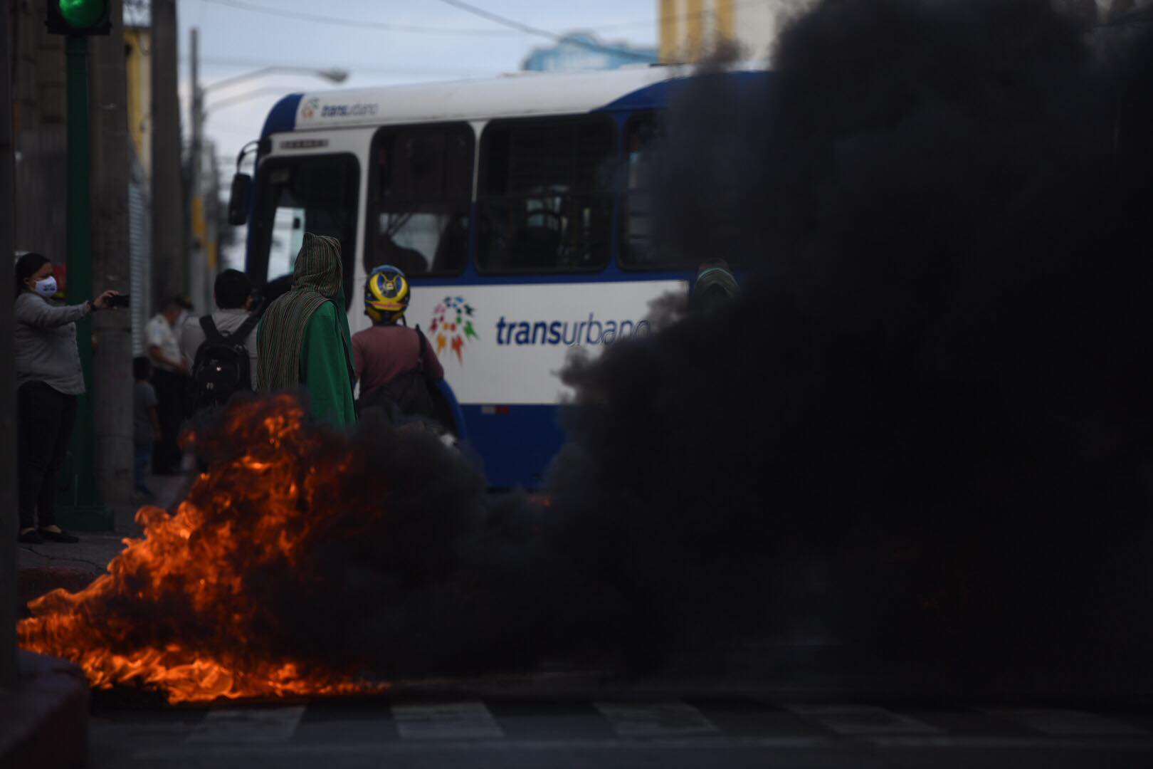 manifestantes-queman-llantas-congreso-emisoras-unidas4 | 