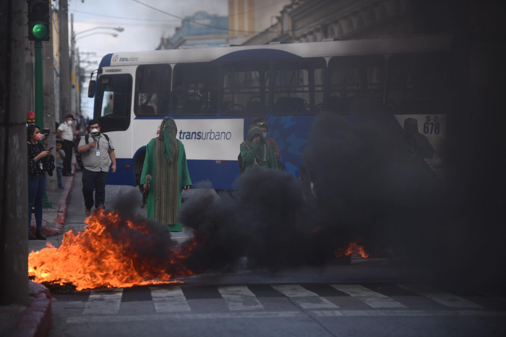 manifestantes-queman-llantas-congreso-emisoras-unidas3 | 