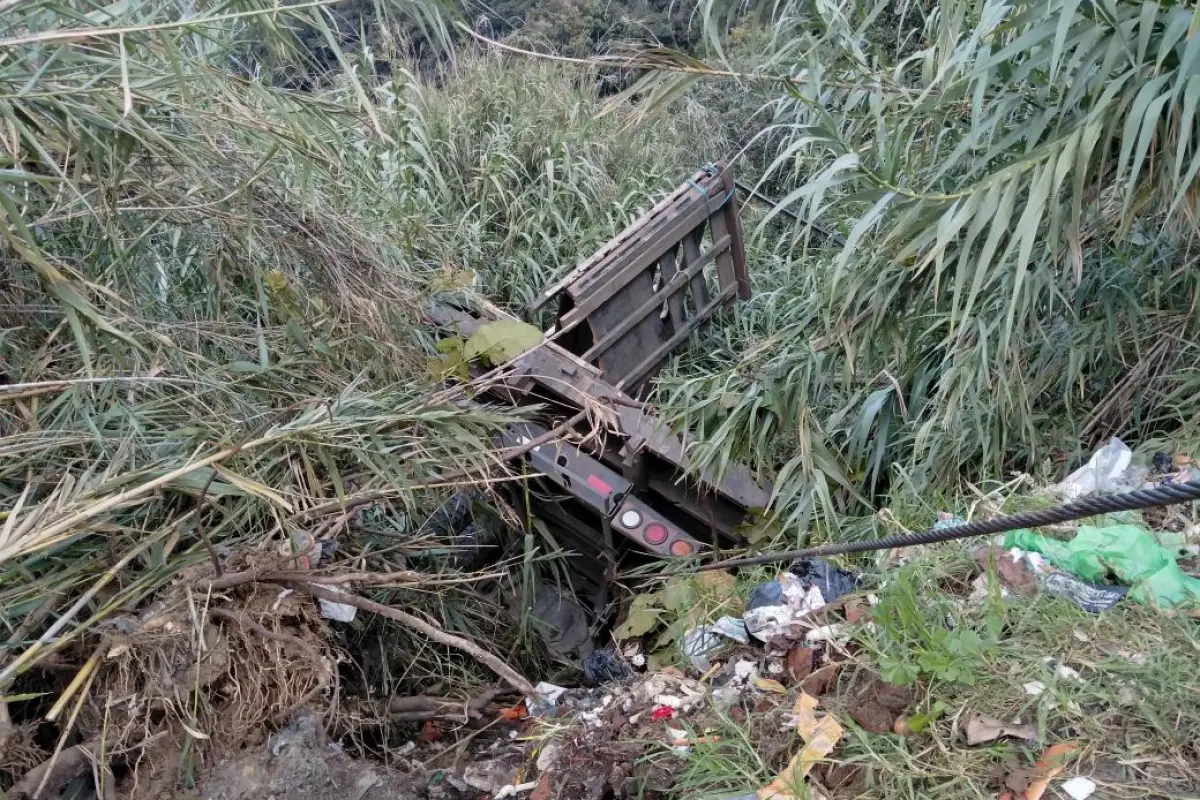 Camión del Ejército de Guatemala cae a barranco. Foto: Jimmy Chaclán