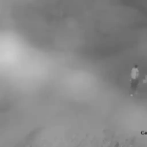 Video de mujer tirando a bebé al río. Foto: Captura de video.