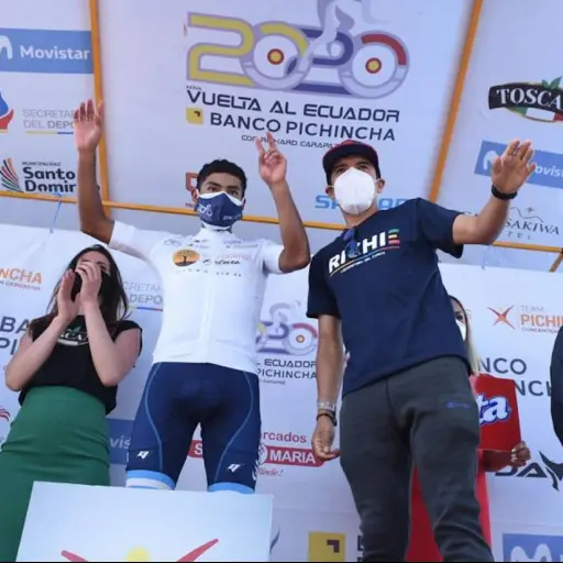 richard-carapaz-pone-sueter-a-guatemalteco-sergio-chumil-en-vuelta-aecuador-2020-emisoras-unidas- ,