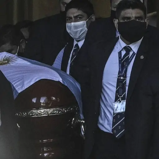 funerario-se-fotografio-con-cadaver-de-maradona-da-explicacion-emisoras-unidas- ,