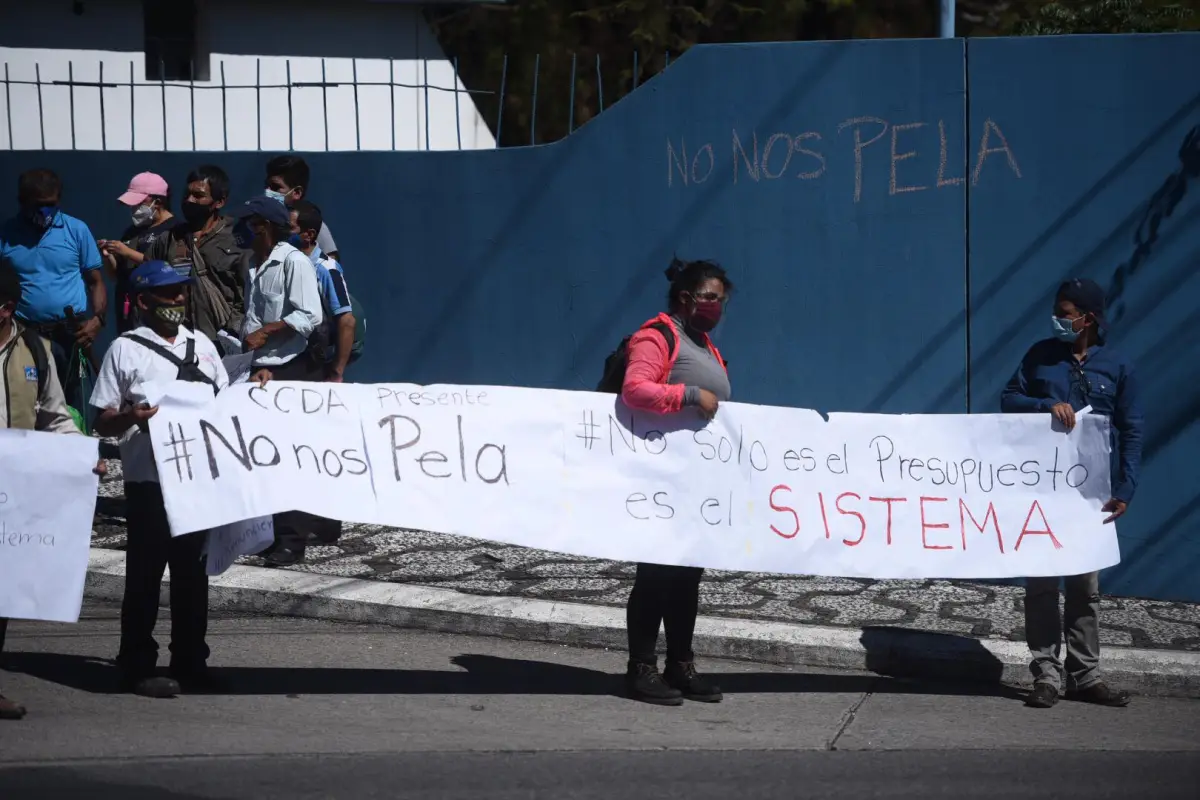 Guatemaltecos manifiestan en contra de los diputados, quienes sesionaron en el Teatro Nacional. Foto: Edwin Bercián